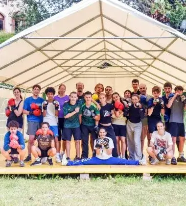 Groupe de vacanciers heureux sous une tente lors d'un séjour Fais Tes Vacances