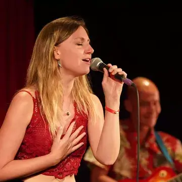 Jeune fille avec un micro