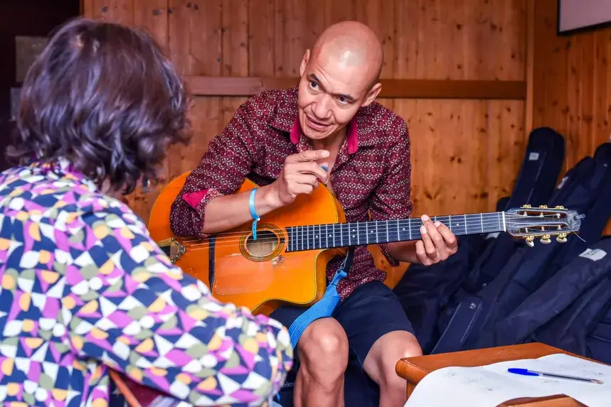 Maître de stage animant un atelier de musique