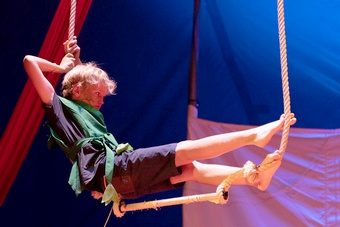 ado sur le trapèze au cirque de Doucy Valmorel, Fais Tes Vacances
