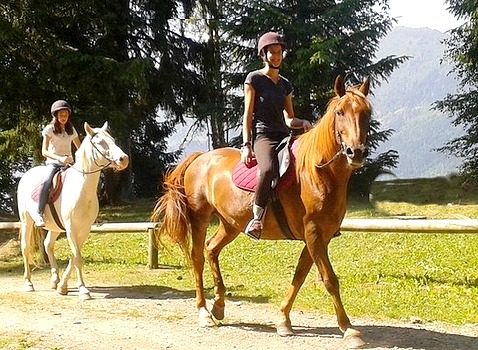 Partir en vacances entre amis l'été à Faistesvacances et profiter d'une montagne d'activité dans les Alpes