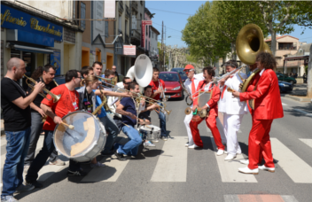 tuba, trompette, cor en fanfare au stage club faistesvacances