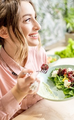 femme dégustant un repas à Fais tes vacances