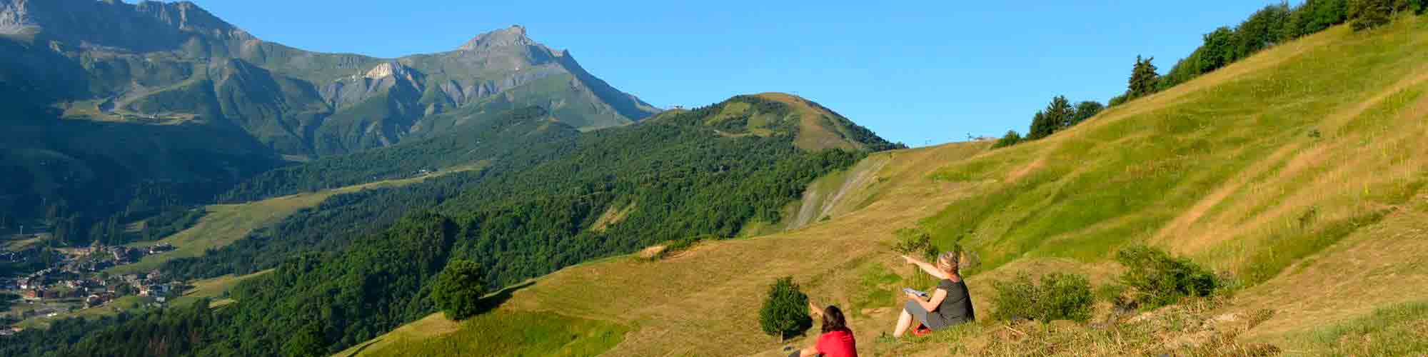 Jeunes femmes profitant du paysage de Doucy