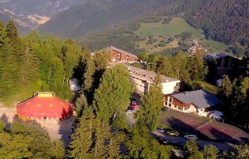 vue aérienne du club hotel, du cirque et du tennis Fais tes vacances