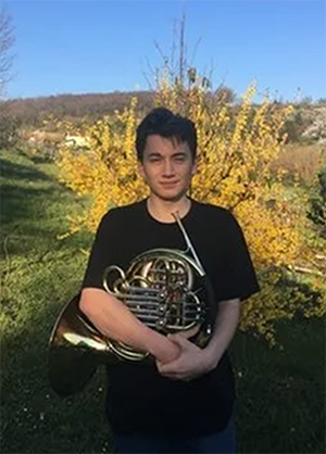 Justin Mange, Vacances en famille, Cours saxo-trompette-flûte