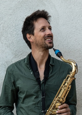 Olivier Hutin, Vacances en famille, Cours saxo-trompette-flûte