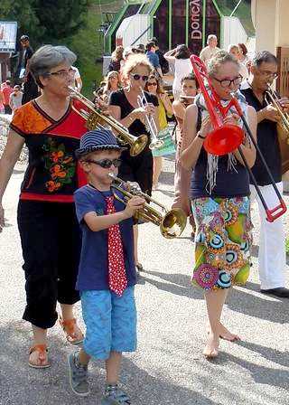 La Fanfare suit son cours, Vacances en famille, Musique-créativité