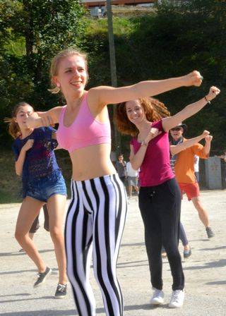 Cours de Zumba ~ ML.N, Vacances en famille, Danse collective en ligne
